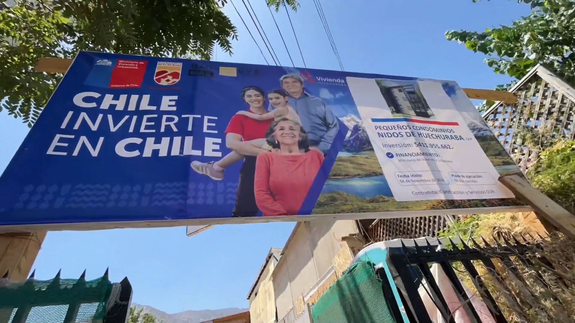 Letrero oficial MINVU del proyecto Pequeños Condominios Nidos de Huechuraba
